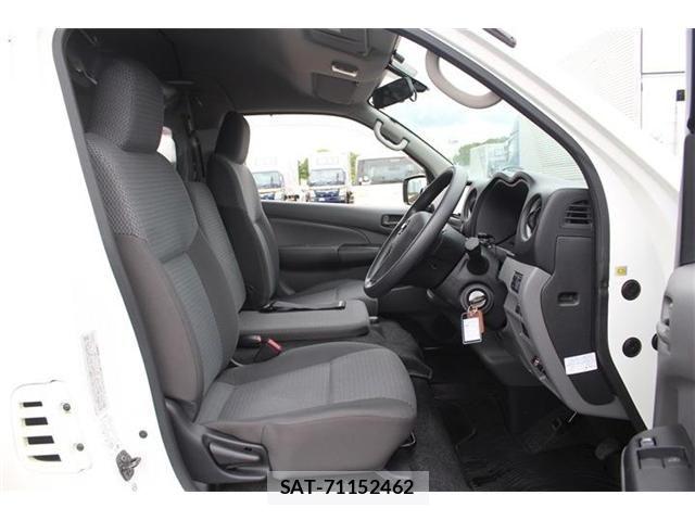 Nissan NV350 Caravan 2018-03 7359181-20
