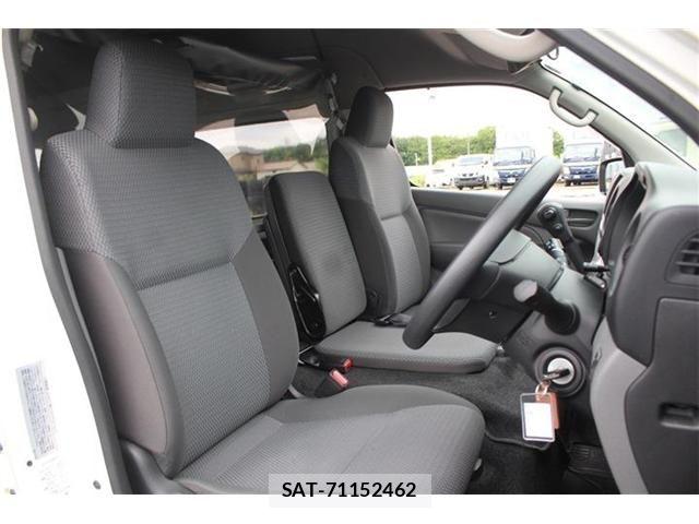 Nissan NV350 Caravan 2018-03 7359181-21