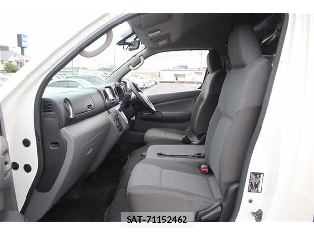Nissan NV350 Caravan 2018-03 7359181-23