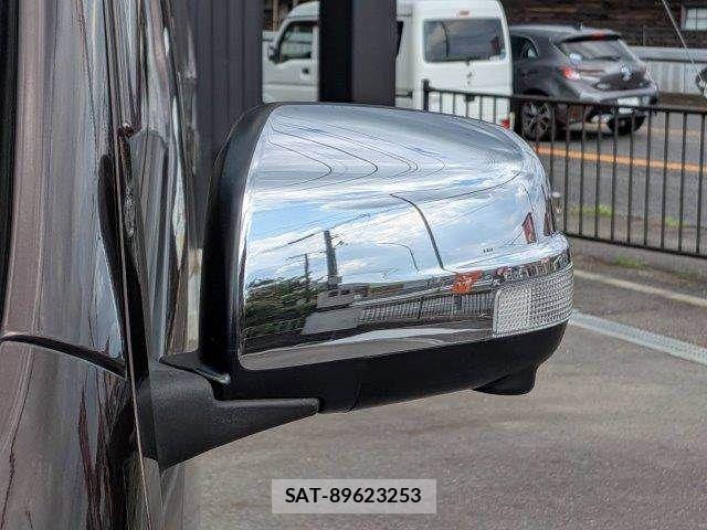 Nissan NV350 Caravan 2018-01 7502067-25