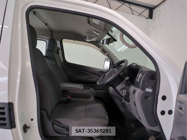 Nissan NV350 Caravan 2015-06 7618988-26