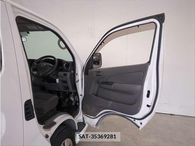 Nissan NV350 Caravan 2015-06 7618988-28