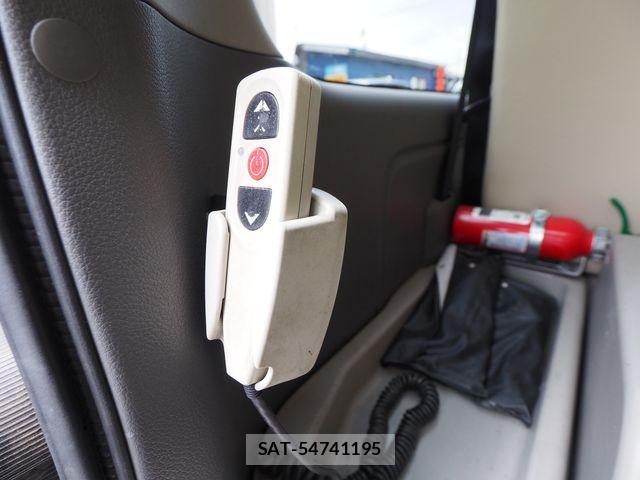 Nissan NV350 Caravan 2015-09 7618985-13