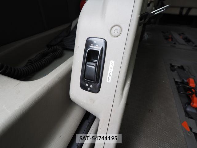 Nissan NV350 Caravan 2015-09 7618985-14