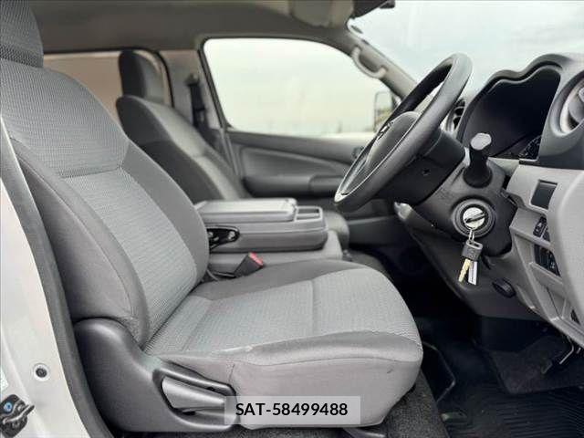 Nissan NV350 Caravan 2021-03 7618984-15