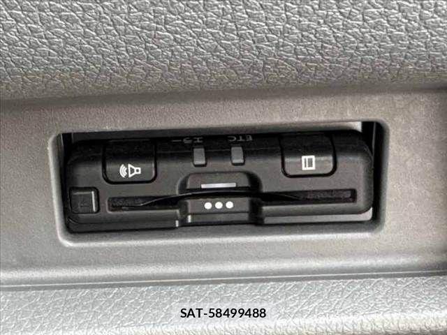 Nissan NV350 Caravan 2021-03 7618984-23