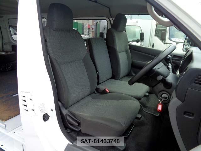 Nissan NV350 Caravan 2018-10 7787919-4