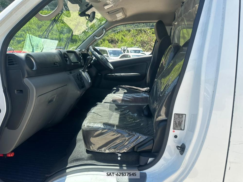 Nissan NV350 Caravan 2020-06 7534194-10