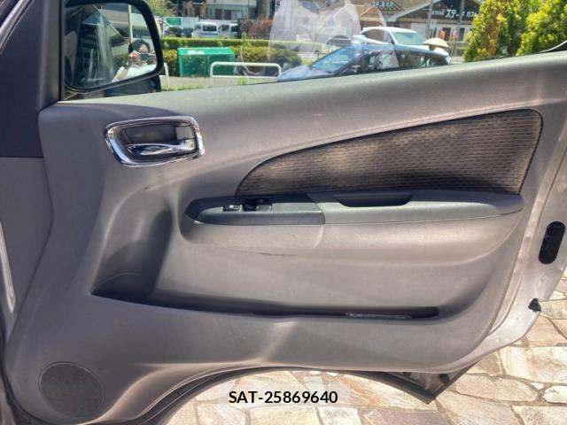 Nissan NV350 Caravan 2012-07 7980438-9