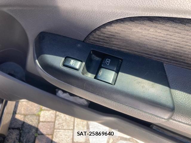 Nissan NV350 Caravan 2012-07 7980438-10