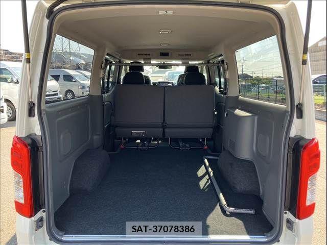 Nissan NV350 Caravan 2017-06 8037408-19