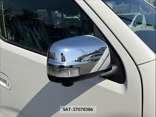 Nissan NV350 Caravan 2017-06 8037408-26