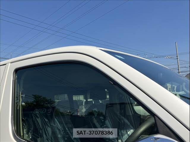 Nissan NV350 Caravan 2017-06 8037408-27