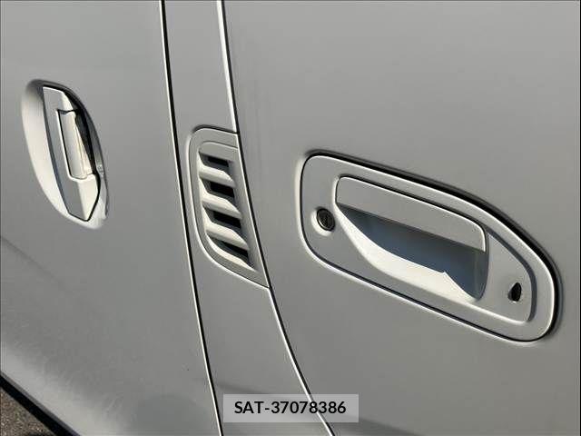Nissan NV350 Caravan 2017-06 8037408-28