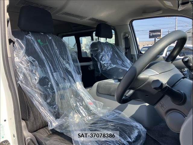 Nissan NV350 Caravan 2017-06 8037408-6