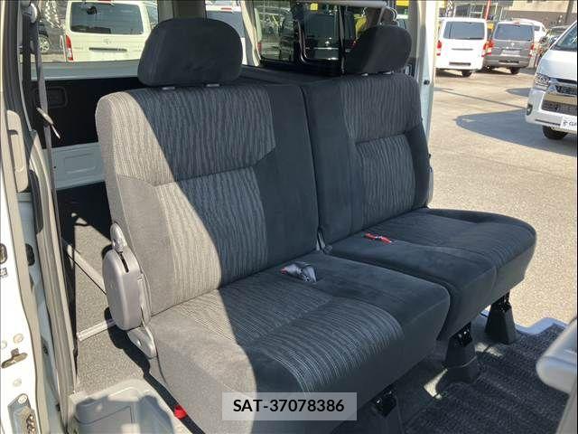 Nissan NV350 Caravan 2017-06 8037408-7