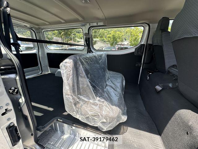Nissan NV350 Caravan 2024-07 8037409-26