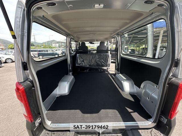 Nissan NV350 Caravan 2024-07 8037409-28
