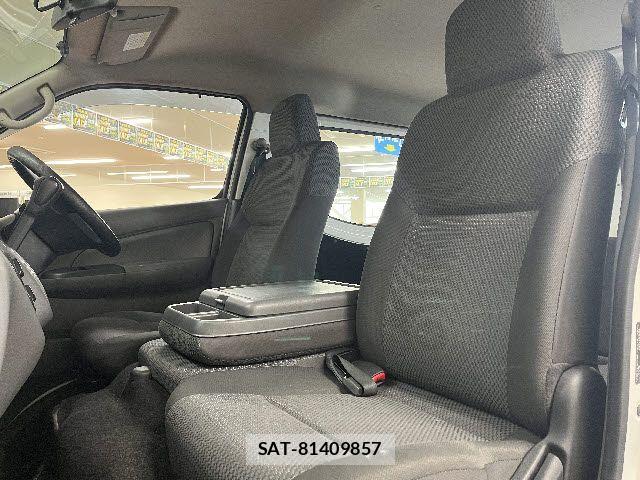 Nissan NV350 Caravan 2020-10 8146375-18