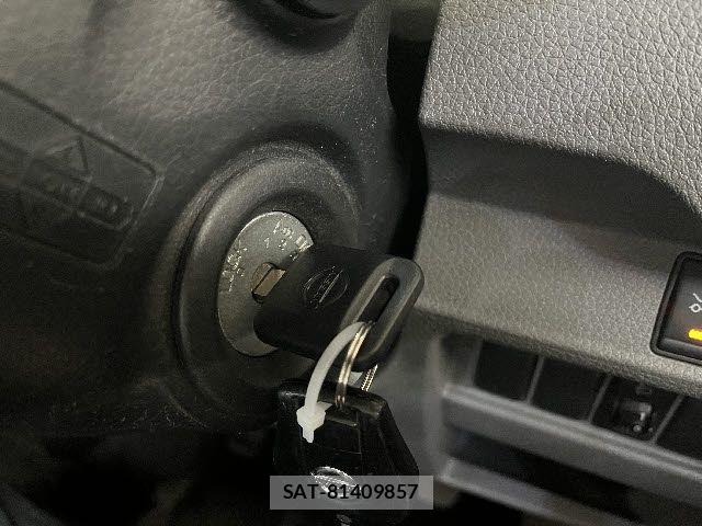 Nissan NV350 Caravan 2020-10 8146375-25