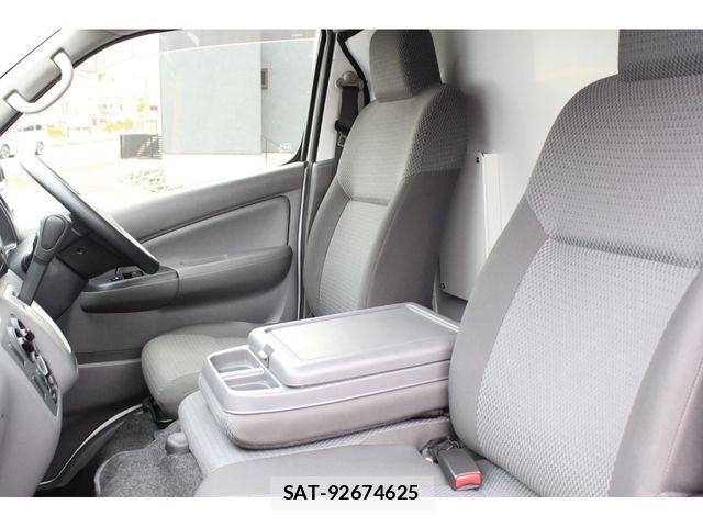 Nissan NV350 Caravan 2019-03 8209353-15