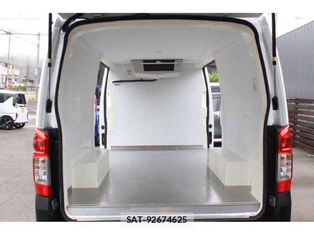 Nissan NV350 Caravan 2019-03 8209353-3