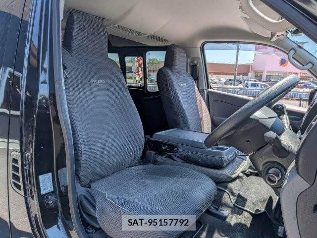 Nissan NV350 Caravan 2019-05 8209365-7