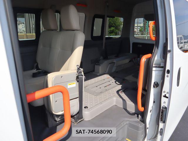 Nissan NV350 Caravan 2018-09 8209354-11