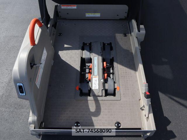 Nissan NV350 Caravan 2018-09 8209354-1