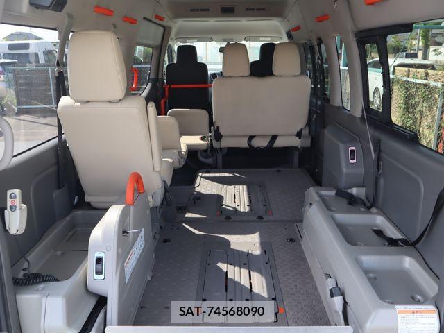 Nissan NV350 Caravan 2018-09 8209354-3