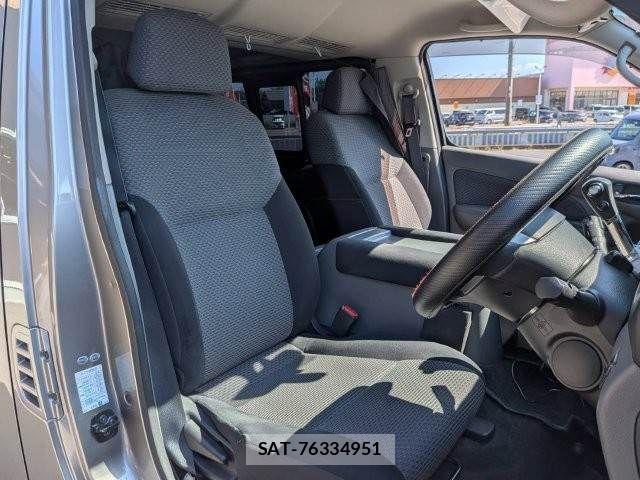Nissan NV350 Caravan 2013-08 8209360-5
