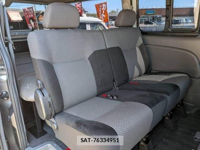 Nissan NV350 Caravan 2013-08 8209360-6