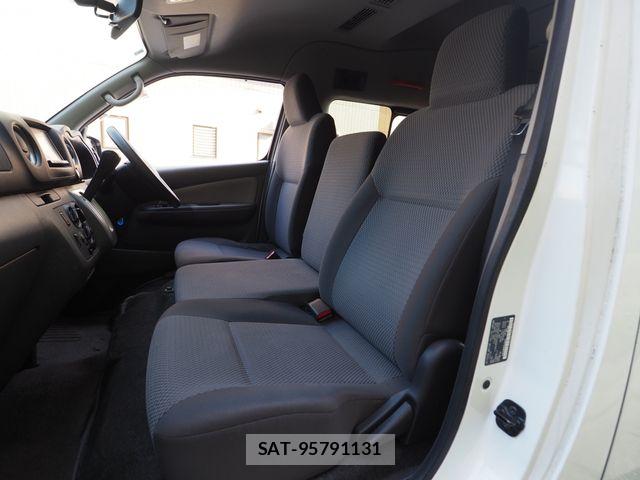 Nissan NV350 Caravan 2013-04 8231171-10