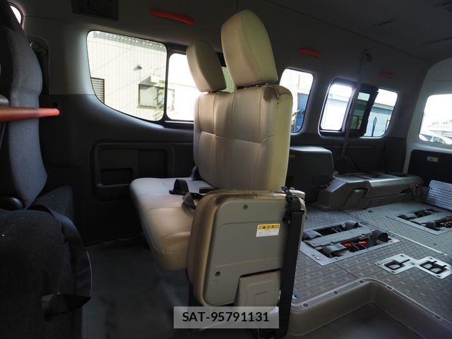 Nissan NV350 Caravan 2013-04 8231171-11