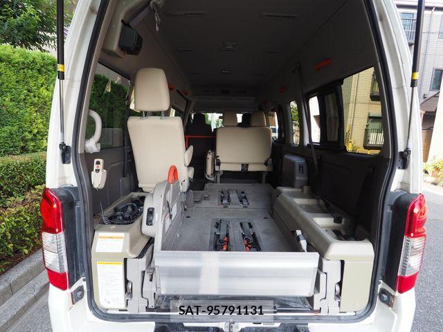 Nissan NV350 Caravan 2013-04 8231171-12