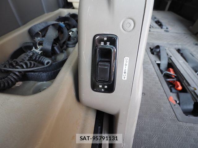 Nissan NV350 Caravan 2013-04 8231171-14