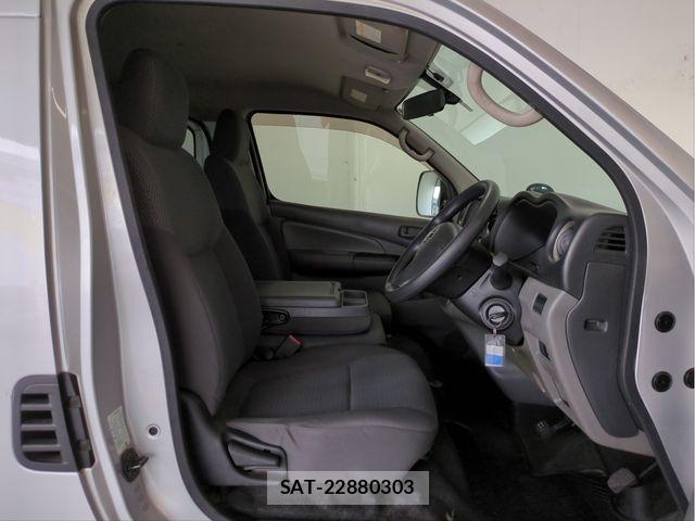 Nissan NV350 Caravan 2012-07 8246245-26