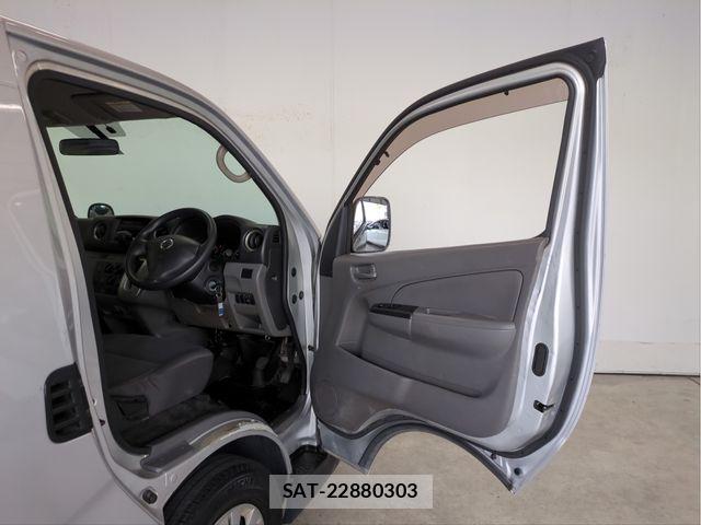 Nissan NV350 Caravan 2012-07 8246245-28