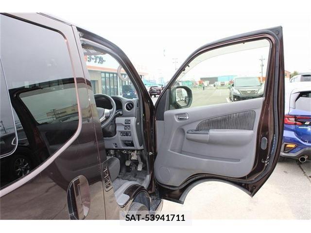 Nissan NV350 Caravan 2021-06 8246242-29