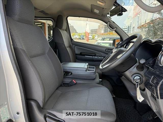 Nissan NV350 Caravan 2017-09 8316179-15