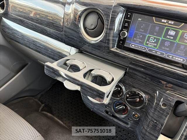 Nissan NV350 Caravan 2017-09 8316179-27