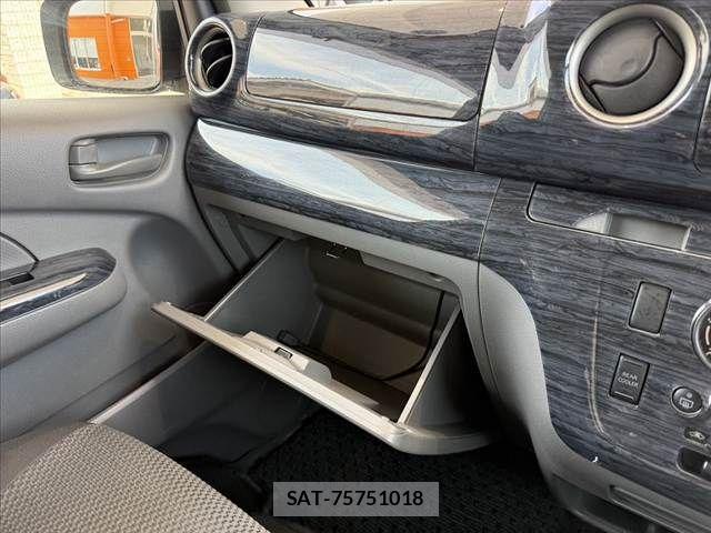 Nissan NV350 Caravan 2017-09 8316179-28