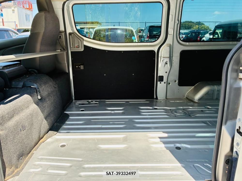 Nissan NV350 Caravan 2020-04 8107911-9