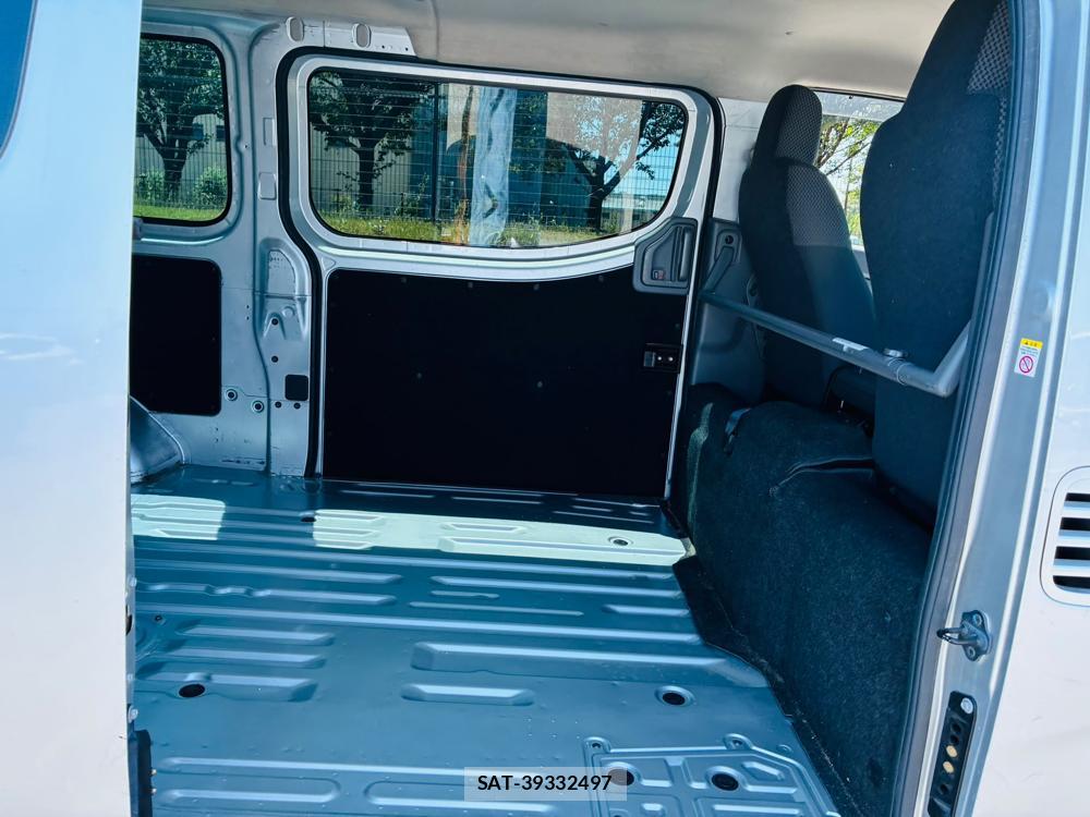 Nissan NV350 Caravan 2020-04 8107911-8