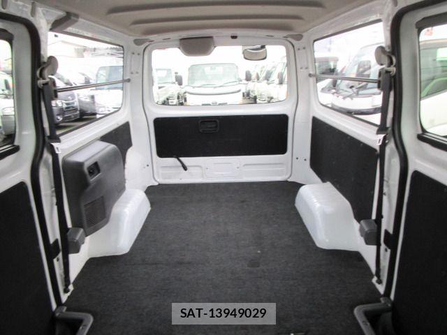 Nissan NV350 Caravan 2016-11 8316180-17