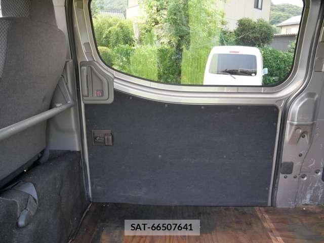 Nissan NV350 Caravan 2014-05 8316182-13