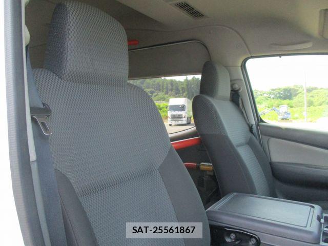 Nissan NV350 Caravan 2019-02 8337262-17