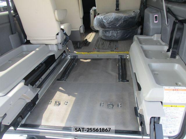 Nissan NV350 Caravan 2019-02 8337262-8