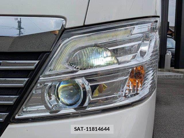 Nissan NV350 Caravan 2017-09 8337260-11