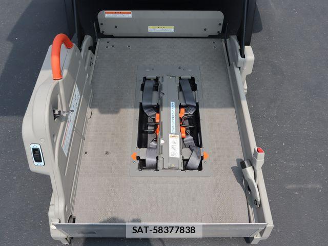 Nissan NV350 Caravan 2020-10 8337252-9